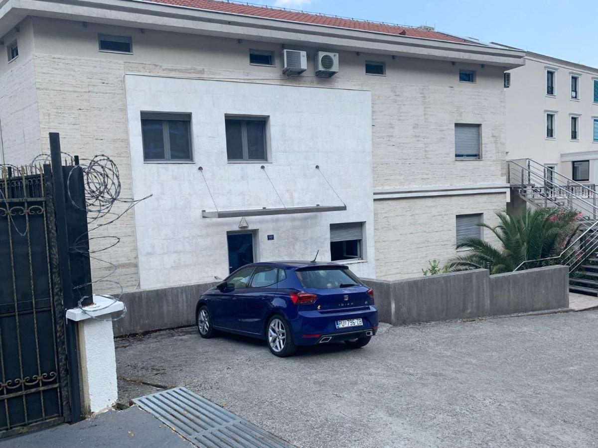 Apartment With Swimmingpool, Seaview And Large Terrace, 1St Floor, Min 2 Persons Dobrota Exterior foto
